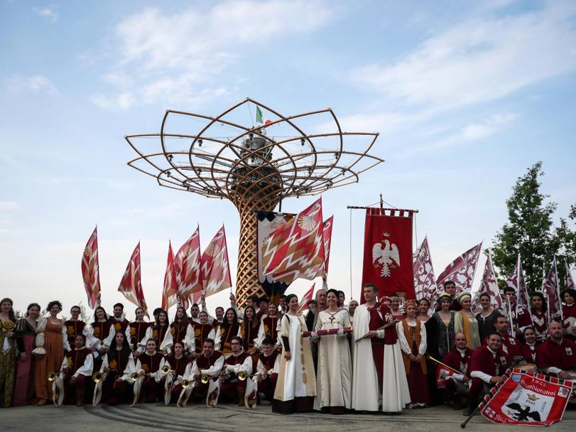 Expo, Abruzzo con cavalieri e dame durante una rappresentazione storica davanti all&#39; Albero della Vita (Ansa)
